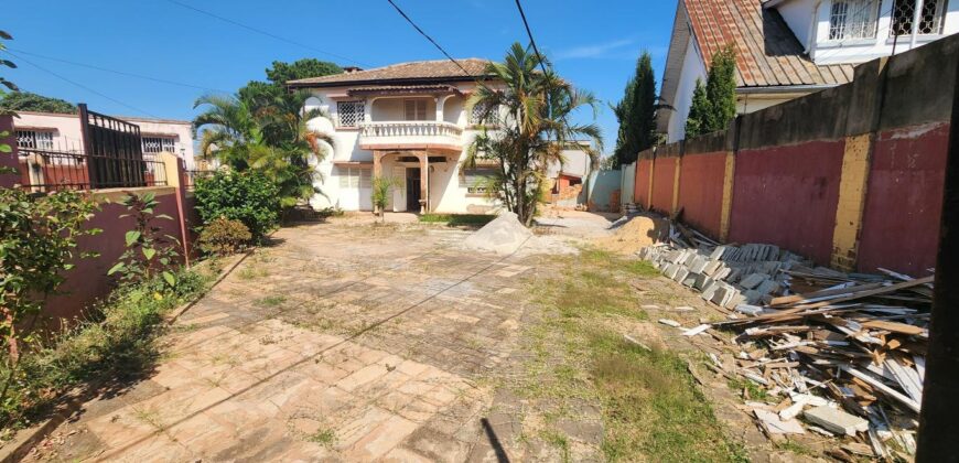 A vendre une villa F6 en cour de rénovation sur un terrain de 471 m2 dans un quartier résidentiel à Ambohibao