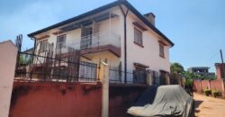 A vendre une villa F6 en cour de rénovation sur un terrain de 471 m2 dans un quartier résidentiel à Ambohibao