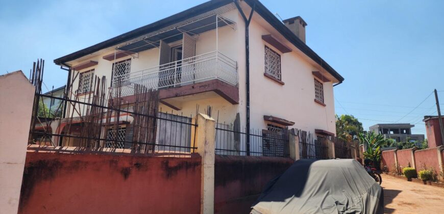 A vendre une villa F6 en cour de rénovation sur un terrain de 471 m2 dans un quartier résidentiel à Ambohibao