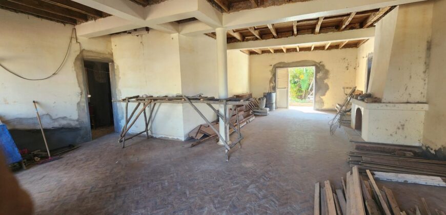 A vendre une villa F6 en cour de rénovation sur un terrain de 471 m2 dans un quartier résidentiel à Ambohibao