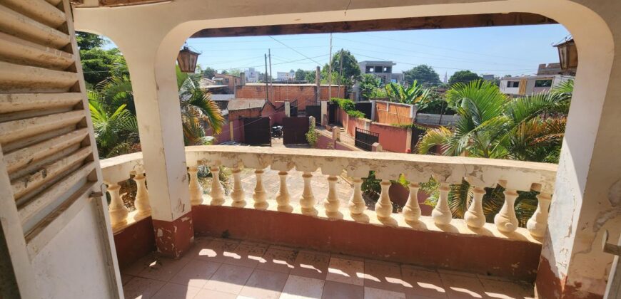 A vendre une villa F6 en cour de rénovation sur un terrain de 471 m2 dans un quartier résidentiel à Ambohibao
