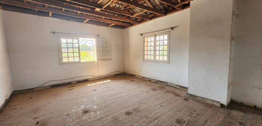 A vendre une villa F6 en cour de rénovation sur un terrain de 471 m2 dans un quartier résidentiel à Ambohibao