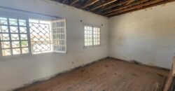 A vendre une villa F6 en cour de rénovation sur un terrain de 471 m2 dans un quartier résidentiel à Ambohibao