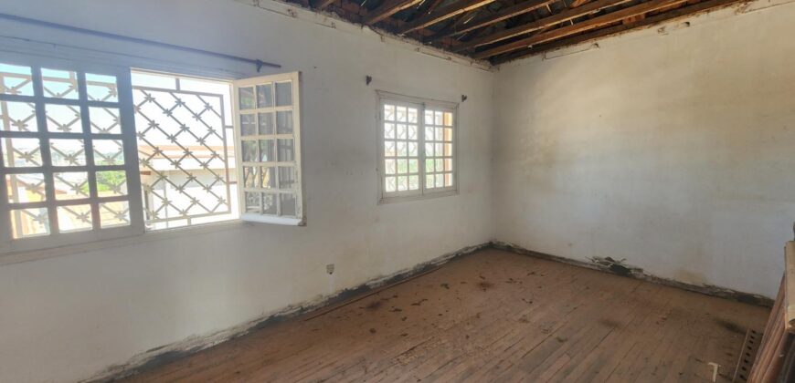 A vendre une villa F6 en cour de rénovation sur un terrain de 471 m2 dans un quartier résidentiel à Ambohibao