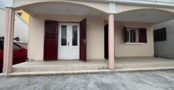 A louer une villa basse de type F3 située dans un quartier calme à Iavoloha