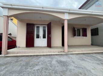 A louer une villa basse de type F3 située dans un quartier calme à Iavoloha