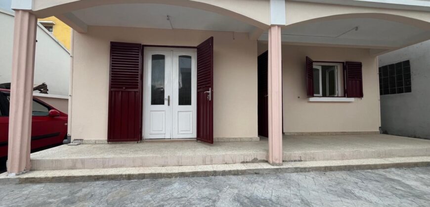 A louer une villa basse de type F3 située dans un quartier calme à Iavoloha