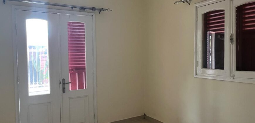 A louer une villa basse de type F3 située dans un quartier calme à Iavoloha