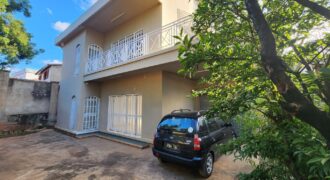 A louer une grande villa à étage de type F5 située Andranomena