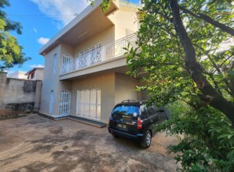 A louer une grande villa à étage de type F5 située Andranomena