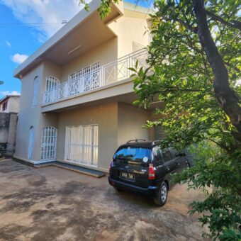 A louer une grande villa à étage de type F5 située Andranomena