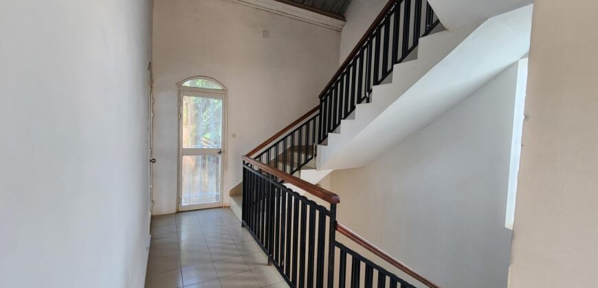 A louer une grande villa à étage de type F5 située Andranomena