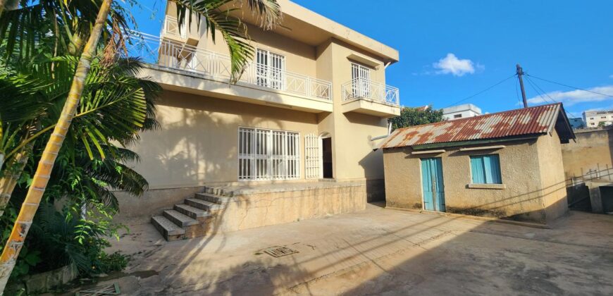 A louer une grande villa à étage de type F5 située Andranomena