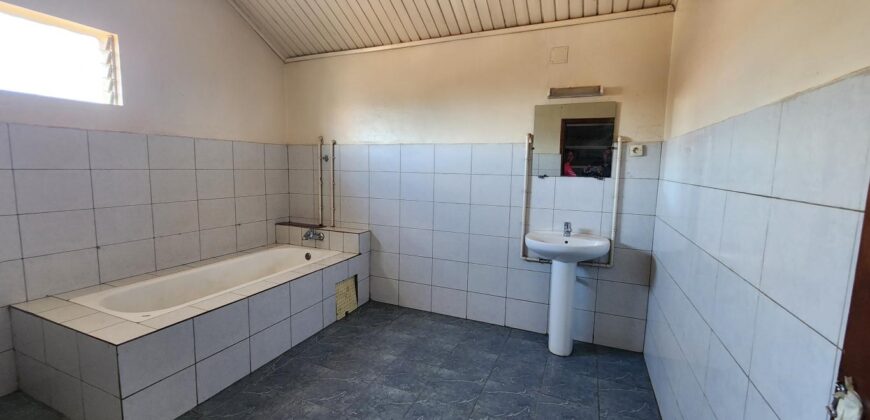 A louer une grande villa à étage de type F5 située Andranomena