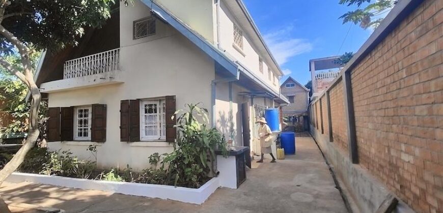 A louer une villa de type F5 située dans un quatier résidentiel calme à Talatamaty