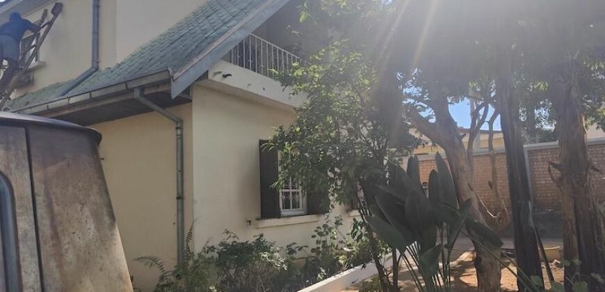 A louer une villa de type F5 située dans un quatier résidentiel calme à Talatamaty
