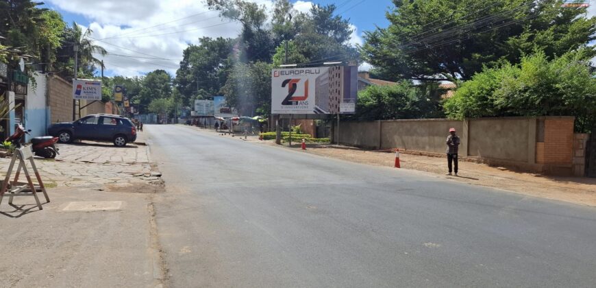 A louer un local commercial de 27 m2 situé en bord de route à Ivandry