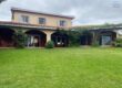 A louer une charma,nte villa F4 située en hauteur à Ambatobe dans un cadre paisible et verdoyant offrant une belle vue dégagée