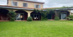 A louer une charma,nte villa F4 située en hauteur à Ambatobe dans un cadre paisible et verdoyant offrant une belle vue dégagée