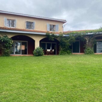 A louer une charma,nte villa F4 située en hauteur à Ambatobe dans un cadre paisible et verdoyant offrant une belle vue dégagée