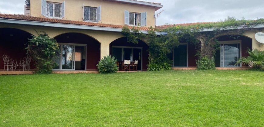 A louer une charma,nte villa F4 située en hauteur à Ambatobe dans un cadre paisible et verdoyant offrant une belle vue dégagée