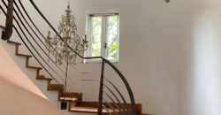 A louer une charma,nte villa F4 située en hauteur à Ambatobe dans un cadre paisible et verdoyant offrant une belle vue dégagée