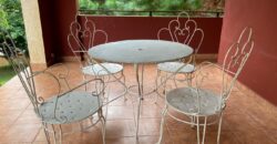 A louer une charma,nte villa F4 située en hauteur à Ambatobe dans un cadre paisible et verdoyant offrant une belle vue dégagée