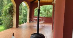 A louer une charma,nte villa F4 située en hauteur à Ambatobe dans un cadre paisible et verdoyant offrant une belle vue dégagée