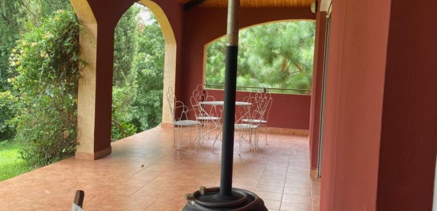 A louer une charma,nte villa F4 située en hauteur à Ambatobe dans un cadre paisible et verdoyant offrant une belle vue dégagée