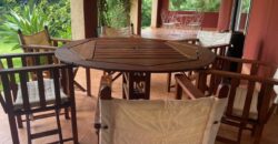 A louer une charma,nte villa F4 située en hauteur à Ambatobe dans un cadre paisible et verdoyant offrant une belle vue dégagée