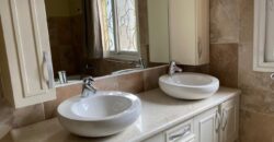 A louer une charma,nte villa F4 située en hauteur à Ambatobe dans un cadre paisible et verdoyant offrant une belle vue dégagée