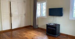 A louer une charma,nte villa F4 située en hauteur à Ambatobe dans un cadre paisible et verdoyant offrant une belle vue dégagée
