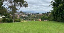 A louer une charma,nte villa F4 située en hauteur à Ambatobe dans un cadre paisible et verdoyant offrant une belle vue dégagée