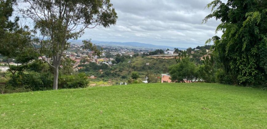 A louer une charma,nte villa F4 située en hauteur à Ambatobe dans un cadre paisible et verdoyant offrant une belle vue dégagée