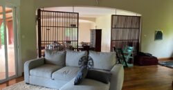 A louer une charma,nte villa F4 située en hauteur à Ambatobe dans un cadre paisible et verdoyant offrant une belle vue dégagée