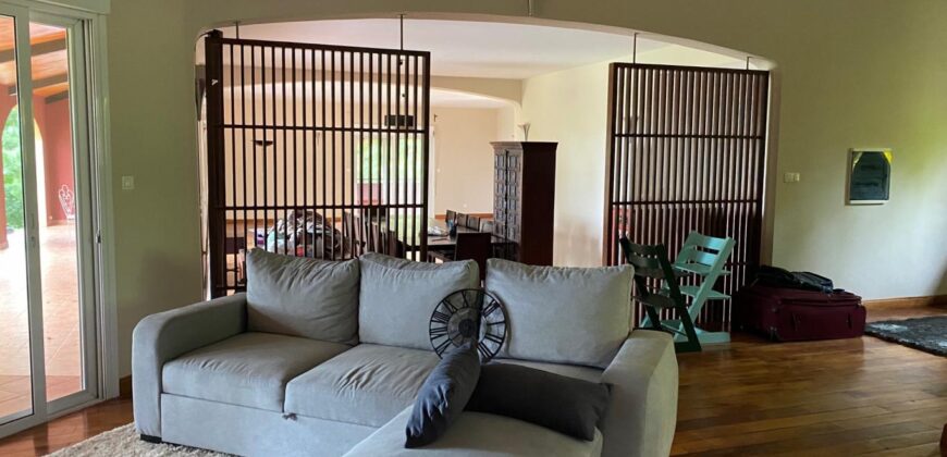 A louer une charma,nte villa F4 située en hauteur à Ambatobe dans un cadre paisible et verdoyant offrant une belle vue dégagée