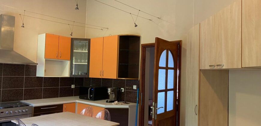 A louer une charma,nte villa F4 située en hauteur à Ambatobe dans un cadre paisible et verdoyant offrant une belle vue dégagée