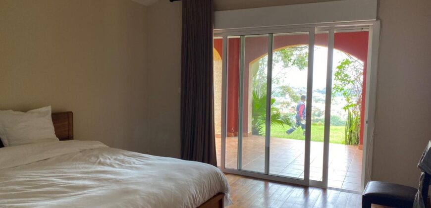 A louer une charma,nte villa F4 située en hauteur à Ambatobe dans un cadre paisible et verdoyant offrant une belle vue dégagée