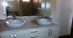 A louer une charma,nte villa F4 située en hauteur à Ambatobe dans un cadre paisible et verdoyant offrant une belle vue dégagée