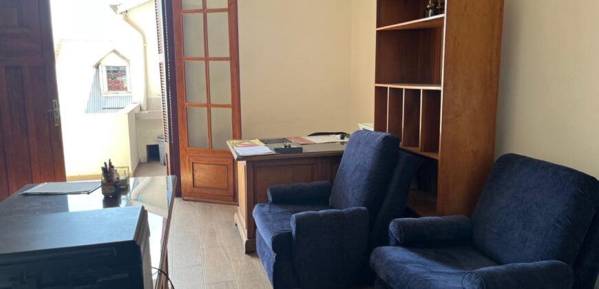 A louer un appartement de type T3 situé en plein centre-ville d’Isoraka
