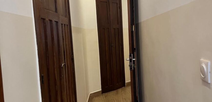 A louer un appartement de type T3 situé en plein centre-ville d’Isoraka