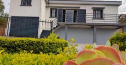 A vendre une villa de type F5 de 179 m2 sur un terrain de 544 m2 située à Ambohidratrimo