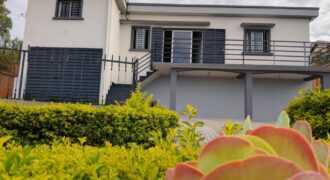 A vendre une villa de type F5 de 179 m2 sur un terrain de 544 m2 située à Ambohidratrimo