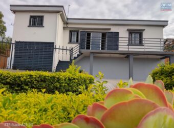 A vendre une villa de type F5 de 179 m2 sur un terrain de 544 m2 située à Ambohidratrimo