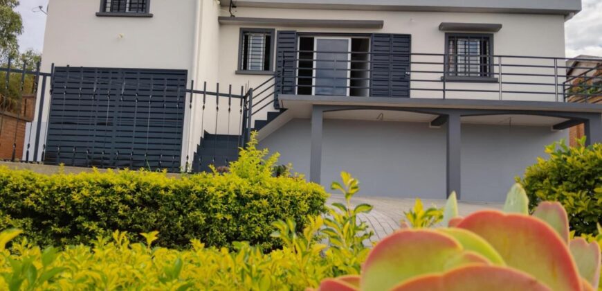 A vendre une villa de type F5 de 179 m2 sur un terrain de 544 m2 située à Ambohidratrimo