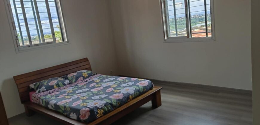 A vendre une villa de type F5 de 179 m2 sur un terrain de 544 m2 située à Ambohidratrimo