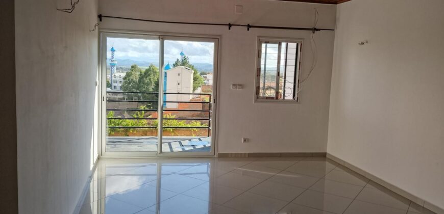 A vendre une villa de type F5 de 179 m2 sur un terrain de 544 m2 située à Ambohidratrimo