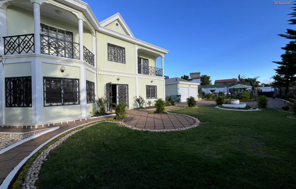 Location d’une grande villa T5 meublée située dans un quartier calme à By Pass Ambohimankakely