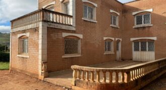 A vendre une villa T6 à terminer idéalement située dans un environnement calme à Amboanjobe