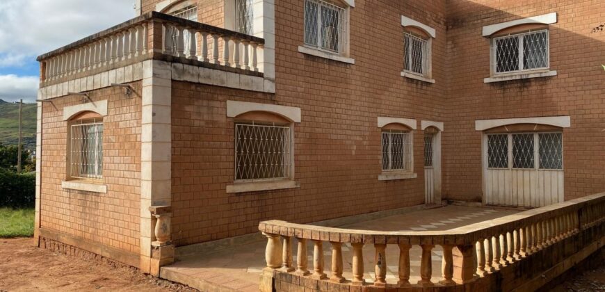 A vendre une villa T6 à terminer idéalement située dans un environnement calme à Amboanjobe